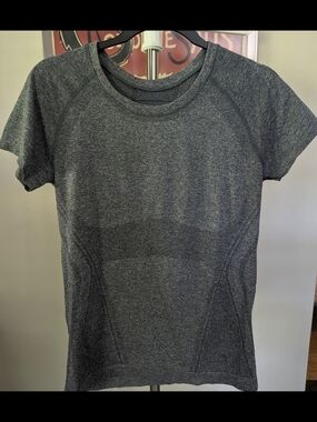 $25 Lululemon Size 6 Swiftly Tech Short Sleeve Shirt Heathered Black Gray EUC
